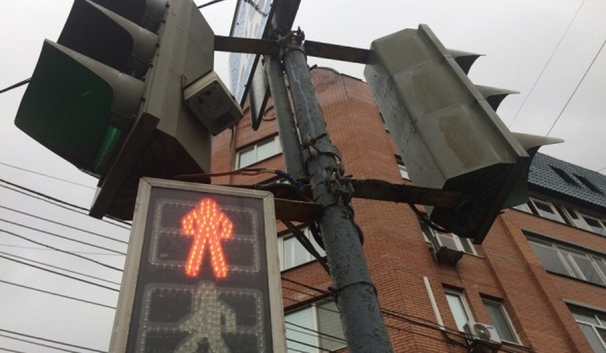 В центре Курска светофоры переводятся на новый режим работы
