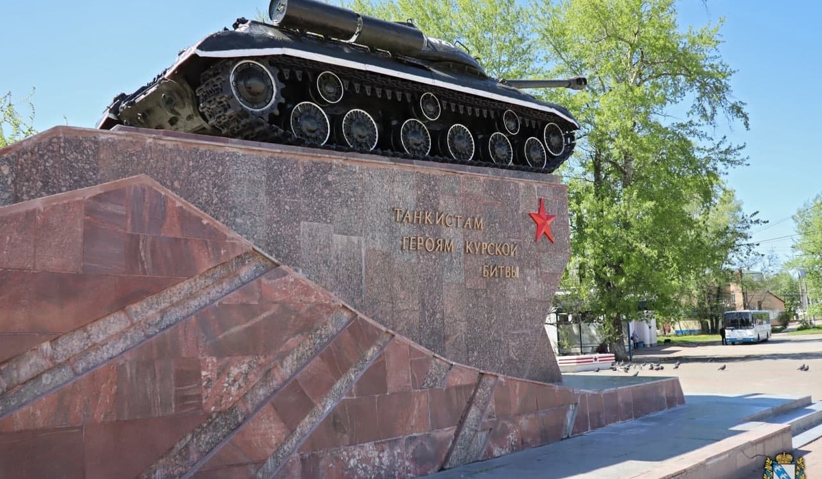 Курского губернатора возмутила деревянная буква на памятнике танкистам