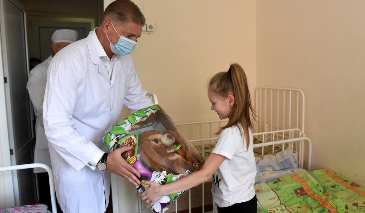 Заместитель губернатора Андрей Белостоцкий вручил подарки пациентам детской областной больницы