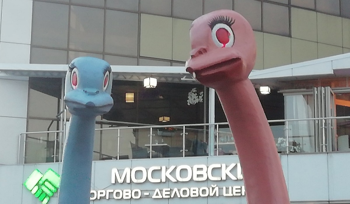 В Курске вандалы сделали страусам на улице Ленина «кровавые» глаза